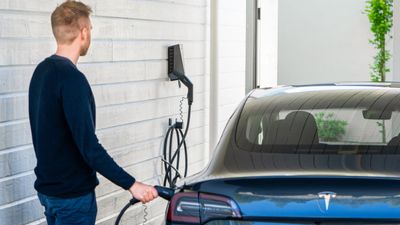 Easee er en av ladeutstyrsleverandørene som tilbyr trefaselading på IT- og TT-nett. Tesla Model 3 støtter offisielt slik lading.