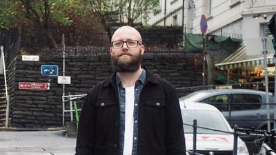 Thomas Lie Gjeseth. Mann med skjegg og briller tatt på et fortau.