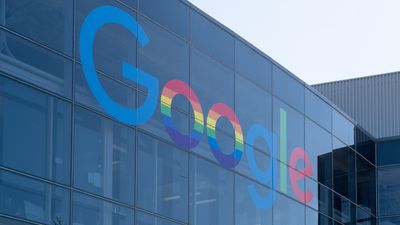 Google-logo på veggen til et bygg i Googleplex i juni 2019.