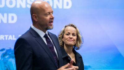 Carine Smith Ihenacho, sjef for eierskap og etterlevelse i oljefondet, sammen med tidligere leder for oljefondet Yngve Slyngstad. Foto: Tore Meek / NTB