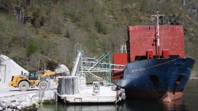 Wilson bulkskip laster stein i Gudvangen.