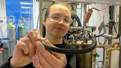 Trine Asklund Larssen har undersøkt hvordan ulike typer malm i metallproduksjonen påvirker energiforbruk og forurensning.