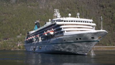 Cruiseskipet Artania ankret opp ved Flåm i 2017. Det 230 meter lange skipet med plass til 1.260 passasjerer ble bygget i 1984 og vil neppe klare nullutslippskrav fra 2026.