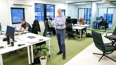 Tibber selger fleksibiliteten i kundenes elbilladere og panelovner. I teorien vil elbiler og panelovner kunne balansere hele strømnettet, sier Tibber-grunder Edgeir Vårdal Aksnes.