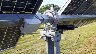 Solcellepaneler yter optimalt hvis de har riktig vinkel mot solen. Det danske oppstartsselskapet Startak har utviklet en kontroll for "sol-trackere", som er mer nøyaktig enn både små og store konkurrenter.