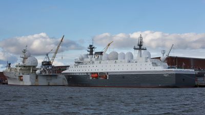 Forsvarets nye etterretningsskip Marjata (til høyre) er blant skipene som vedikeholdes av Bergen Engines. Foto: Ole Berg-Rusten/ NTB