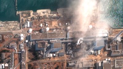 Satellittbilde som viste Fukushima Daiichi-atomkraftverket i Okuma i Fukushima tre dager etter katastrofen. Foto: Maxar Technologies via AP / NTB