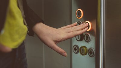 Særlig i heiser kan luftrensere ha en utilsiktet negativ effekt som gjør at dråper spres. Disse bør derfor brukes når heisen ikke er i bruk, ifølge ekspert.