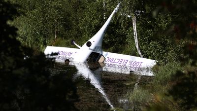 Under innflyging til Gullknapp lufthavn i Arendal stoppet motoren og måtte flyet nødlande i Nornestjønn og endte opp ned, flytende i vannet. Det gikk bra med begge om bord. 