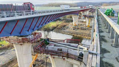Trekket skulle være nøyaktig det samme over alle de 984,5 meterne, sa Hochtiefs-prosjektleder Jan Felgendreher i en pressemelding:  – Vi trakk broen samtidig på 15 steder. Marginene var nede på noen få millimeter, og hvert trinn måtte utføres perfekt.