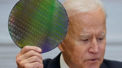 USAs president Joe Biden holder opp en silisiumskive med databrikker på et nettmøte om halvledermangel 12. april 2021.