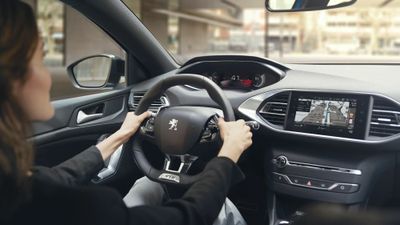 Peugeot erstatter midlertidig det digitale dashbordet i sin 308-modell med et analogt på grunn av mangel på mikrobrikker.