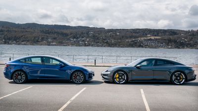 Tesla Model 3 Performance og Porsche Taycan Turbo S.