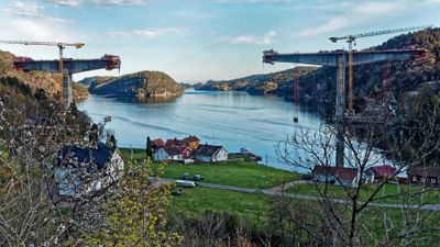 Trysfjordbrua langs E39 mellom Kristiansand og Mandal under bygging. Det er en fritt frambygg-konstruksjon. 