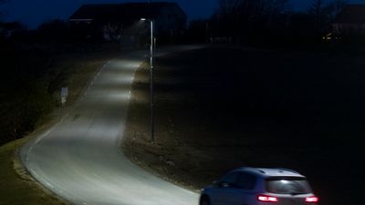 Straks det kommer et kjøretøy langs veien tennes lysene. De styres av bevegelses-sensorer. Bildet er hentet fra Høylandsveien på Jæren.