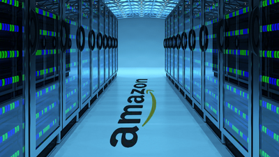 Datasenter med Amazon-logoen på gulvet mellom rekkene av rack.