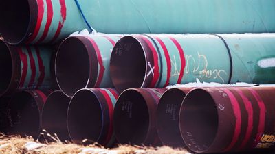 Rør som skulle brukes i oljerørledningen Keystone XL. Prosjektet er nå lagt dødt. Foto: Chris Machian / Omaha World-Herald via AP / NTB