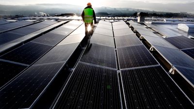 Bruk av solceller på norske bygninger har gitt økt etterspørsel etter litiumbatterier for energilagring. Batteriene gjør at en større del av den produserte strømmen kan brukes i bygget, noe som øker lønnsomheten til solcelleinstallasjonen, skriver artikkelforfatteren.
