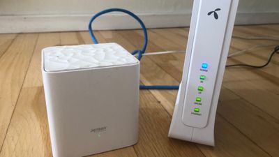 Ruter fra Telenor og mesh på stuegulv. 