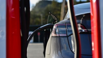 Tesla legger ned Supercharger-stasjonen i Aksdal, men åpner samtidig en ny rett i nærheten.