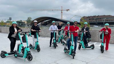 Åpning av mobilitetsknutepunkt på Ski stasjon, med elsparkesykler og dele-elbiler.