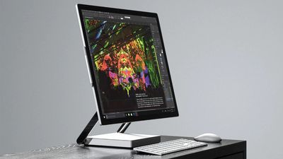 Microsoft  Surface Studio 2 på et bord.