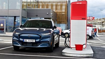 Ford Mustang Mach-E er en av de nye modellene som gjør tilbudet til kundene langt større enn før. Men like viktig er det å få tak i strøm, skriver TUs nettredaktør i denne kommentaren.