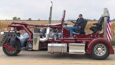 Jim Gesto har bygd den nesten fem tonn tunge motorsykkelen, Tower Trike.