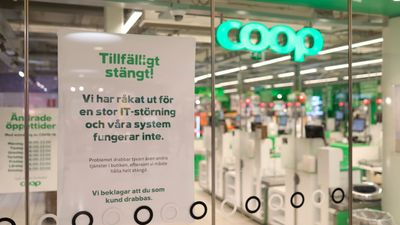 Coop måtte stenge 800 butikker i Sverige som følge av cyberangrep. Her en plakat avbildet på lørdag, som forteller at IT-systemene er ute av drift.