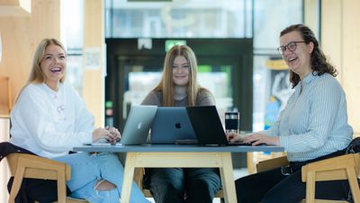 Vilde Nylund Johnsen, Karianne Kjønås og Thea Thomassen sitter rundt et bord og jobber med bacheloroppgaven.