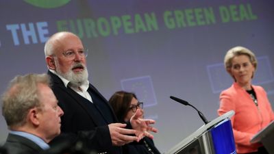 EU-kommisjonens visepresident Frans Timmermans og president Ursula von der Leyen la fram EUs nye klimaplan i Brussel onsdag.