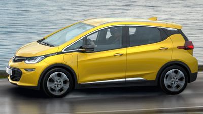 Chevrolet Bolt ble solgt i Europa som Opel Ampera-e. Modeller bygget i 2017 til 2019 bør ikke lades om natten, advarer nå Chevrolet.
