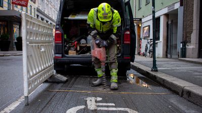 Sensorer for smart parkering installeres på en av Oslos HC-parkeringsplasser