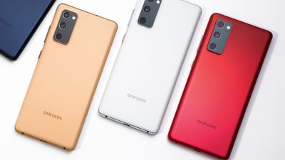 Samsung Galaxy S20 FE i flere farger.