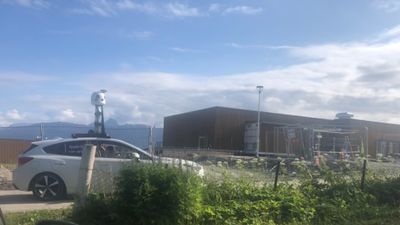 Apple-bilen passerer her sykehuset i Ibestad kommune på øya Rolla sør i Troms og Finnmark.