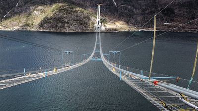 viser arbeidene med kablene under bygging av Hardangerbrua i 2012. Kablene består av 10.032 enkelttråder som til sammen er 36.000 km lange.