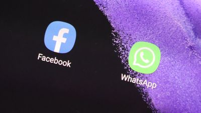 Ikonene til appene Facebook og Whatsapp på en smartmobil.
