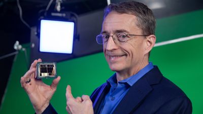 Intel-toppsjef Pat Gelsinger med en grafikkprosessoren som har kodenavnet «Ponte Vecchio».