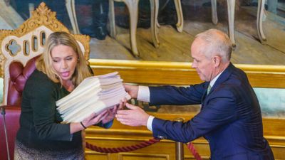 Stortingspresident Eva Kristin Hansen (Ap) og finansminister Jan Tore Sanner (H) i Stortinget i forbindelse med fremleggelsen av regjeringens forslag til statsbudsjett for 2022.