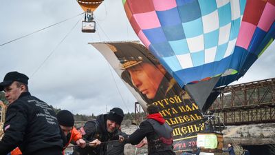 Tilhengere feirer at det er syv år siden Russland annekterte Krim den 18. mars 2021. Noen hyller president Putin ved å hale opp et portrett av ham med ballong i byen Sevastopol.