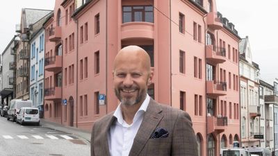 Administrerende direktør Christian Pritchard i Nortel utenfor selskapets lokaler i sentrum av Ålesund. 