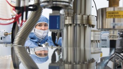 Kristin Bergum designer fremtidens solceller – atom for atom – med dette avanserte nano-utstyret til 20 millioner kroner.