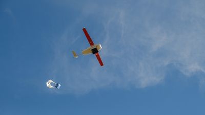 Når Ziplines drone når kunden, slippes pakken ut i en fallskjerm.