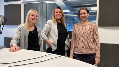 Hodejeger Trine Larsen (i midten) syns det er harry å jobbe mye. Hør hva hun mener med det i podkasten Teknisk sett karriere som er laget av journalistene Tuva Strøm Johannessen (t.v.) og Kjersti Flugstad Eriksen (t.h).