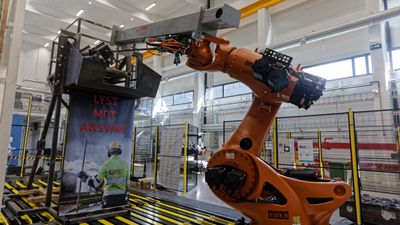 Kuka robot på Mechatronics innovation lab ved Universitetet i Agder, campus Grimstad. Denne roboten står nå på et av Elkems smelteverk i Mo i Rana der den sørger for at betjeningen som før var utsatt for farlig sterk varme, nå kan styre alt fra et kjølig kontrollrom.