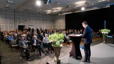 Kommunal- og distriktsminister Bjørn Arild Gram på scenen under Inside Telecom-konferansen høsten 2021. 