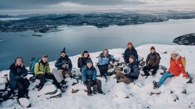 Fra venstre: Tone Aardal, (Lydtekniker under opptak, men ansatt i Altibox), Atle Bråthen (Regi/Innspillingsleder, Kulturkompaniet), Andreas Bru Eide (Fotograf, Moxey), Thea Tysnes (Plan B), Line Kjærran Norling (Regi/ Innspillingsleder, Kulturkompaniet), Arne Bru Haug (Fotograf, Moxey), Geir M. Grannes (Strategisk Rådgiver, Altibox), Solveig Kloppen (Programleder, Plan B). Nede fra venstre: Tor Morten Osmundsen (Administrerende 
