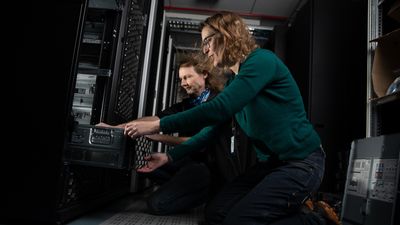 Fra venstre: Professor Gunnar Tufte ved NTNUs Institutt for datateknologi og informatikk og IT-forvaltningsleder Guro Bråten Olsborg med NTNUs superdatamaskin Idun.