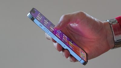 Illustrasjonsbilde av en hånd som holder en Iphone.