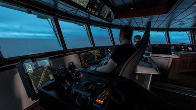 Mellom 70-80 prosent av skipsulykker skyldes menneskelige feil. Spørsmålet er om mer av navigasjonen skal overlates til teknologi som tar avgjørelser på egenhånd.